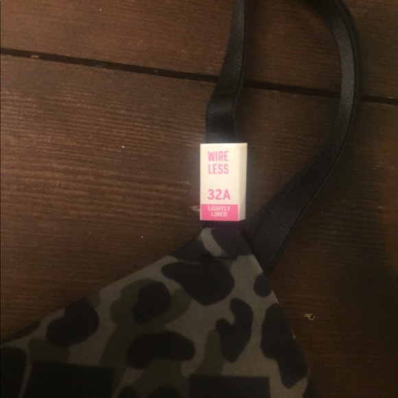 SOLD -VS Pink lightly lined camo bra size 32A - Picture 6 of 6
